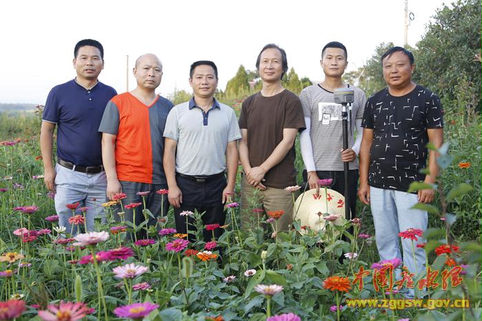 首届梅庙彩稻秀主创人员合影(右三为广水市美协副主席卢德刚,左三为广水市规划设计院副院长向杰,左二为美术师黄长红,右一为梅庙村支部书记梅红卫) .jpg